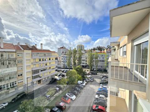 T2 na Rua José Murias, pronto a habitar, Benfica, Lisboa