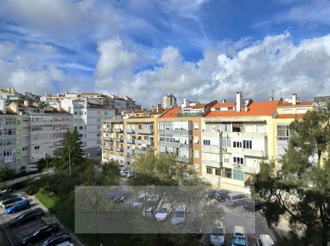 T2 na Rua José Murias, pronto a habitar, Benfica, Lisboa