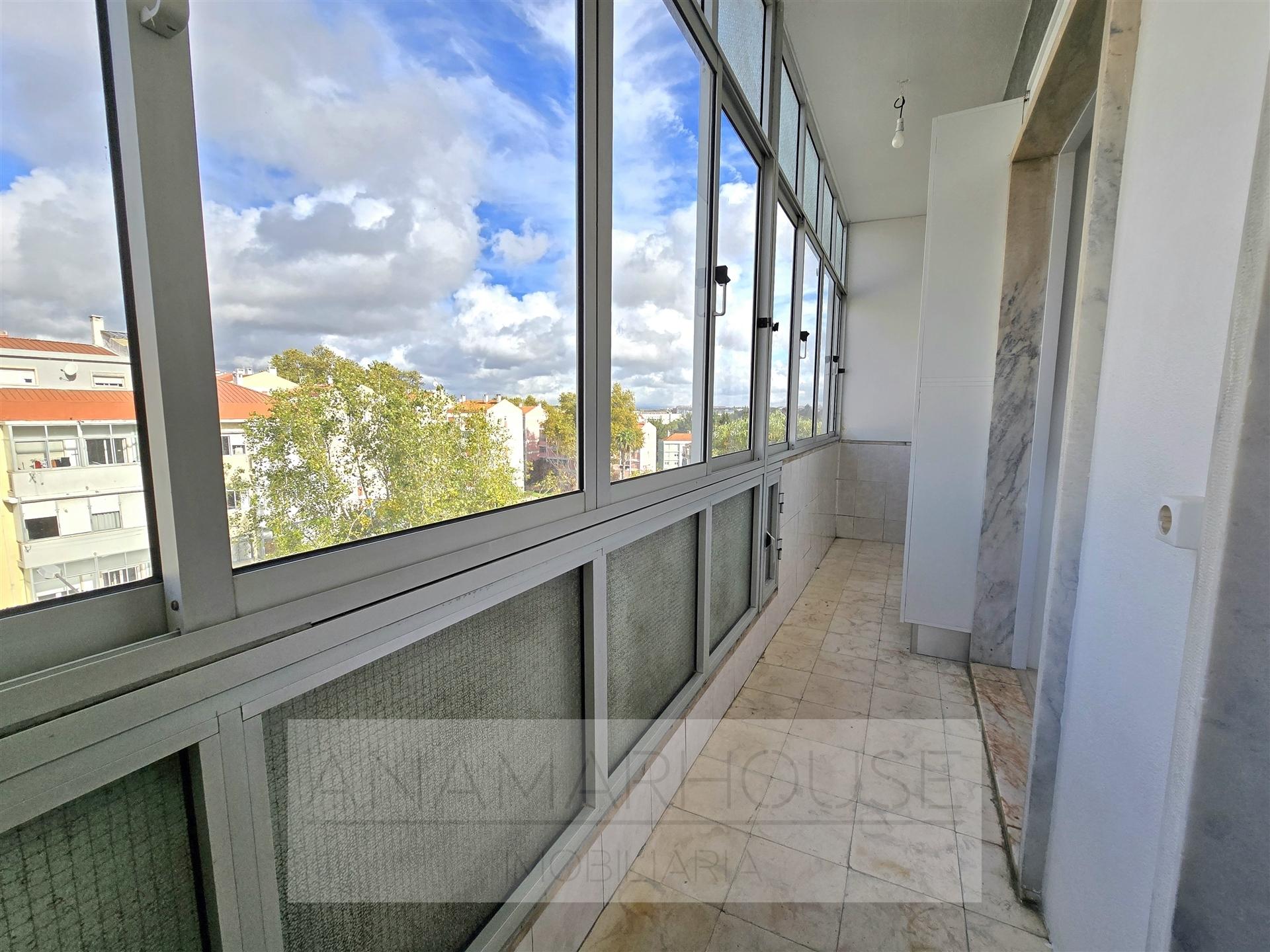 T2 na Rua José Murias, pronto a habitar, Benfica, Lisboa