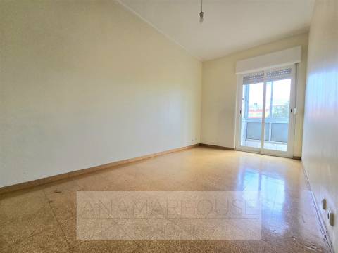 T2 na Rua José Murias, pronto a habitar, Benfica, Lisboa