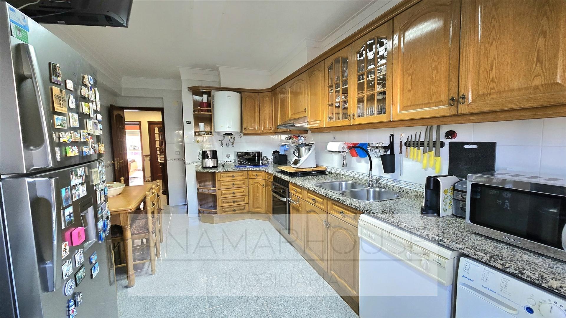 T3, com varandas, arrecadação pronto a habitar, Massama e Monte Abraão, Queluz,