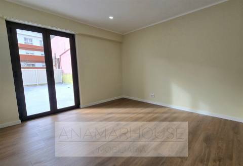 T1 Belas remodelado com terraço,Queluz,Lisboa