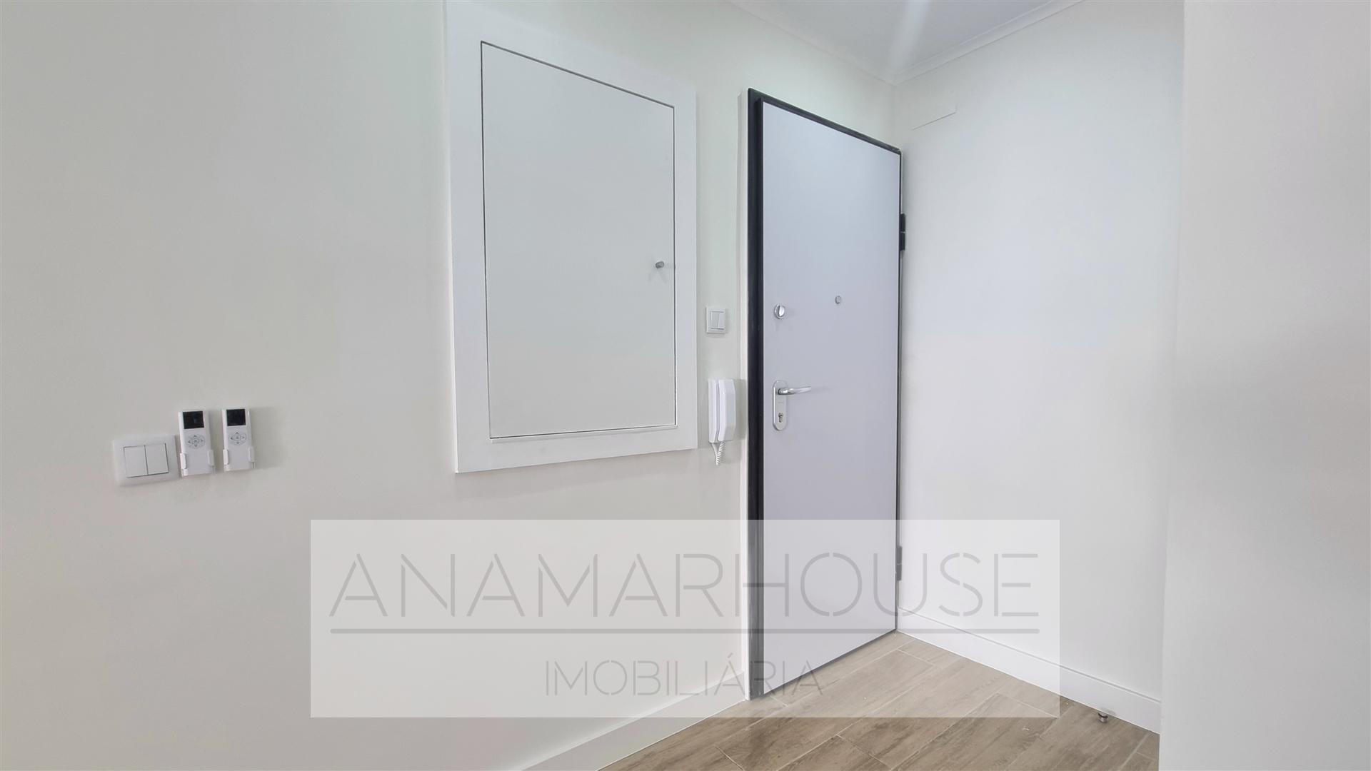 T3 Remodelado com varandas na Amadora, Mina De Água