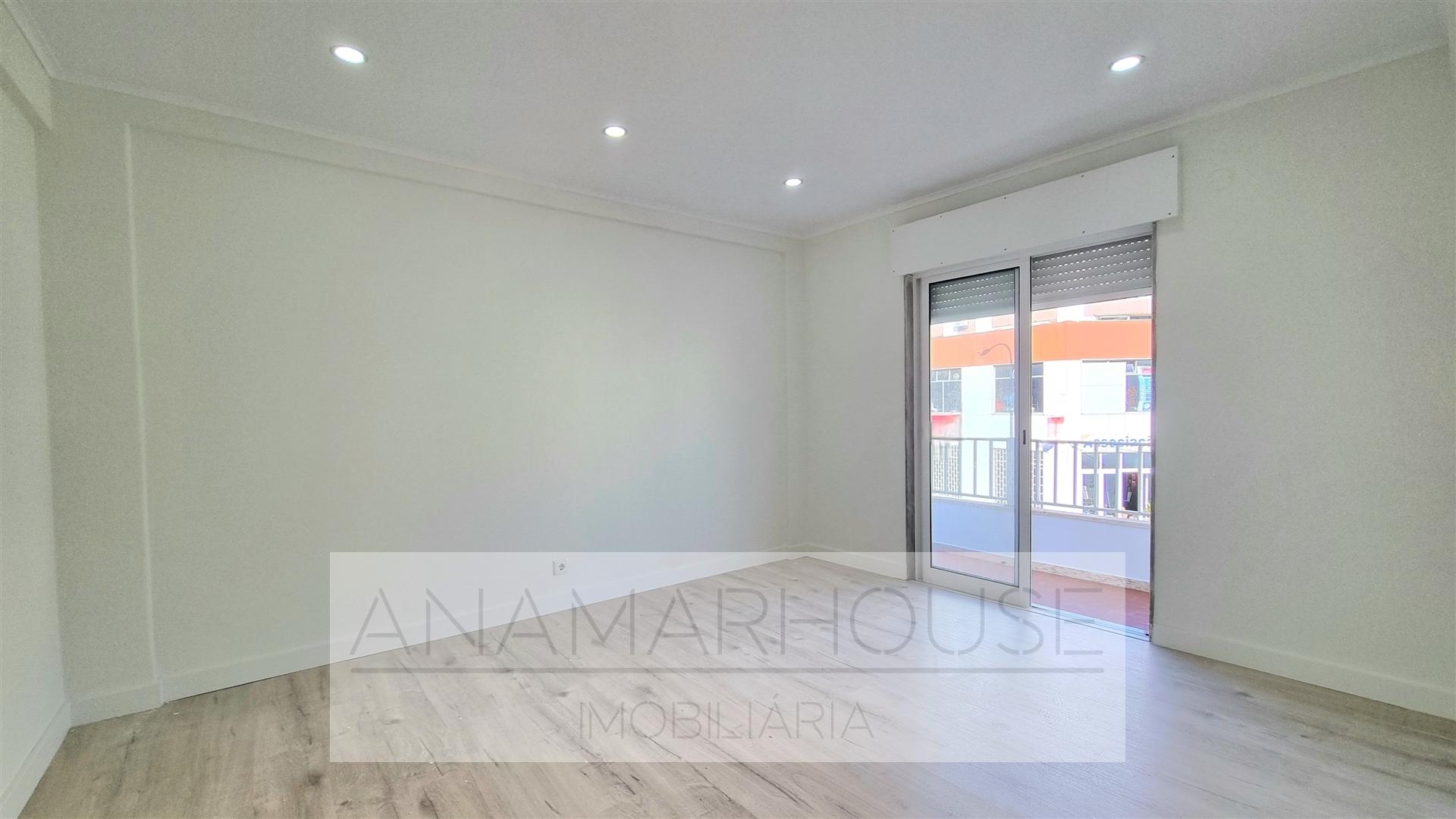 T3 Remodelado com varandas na Amadora, Mina De Água