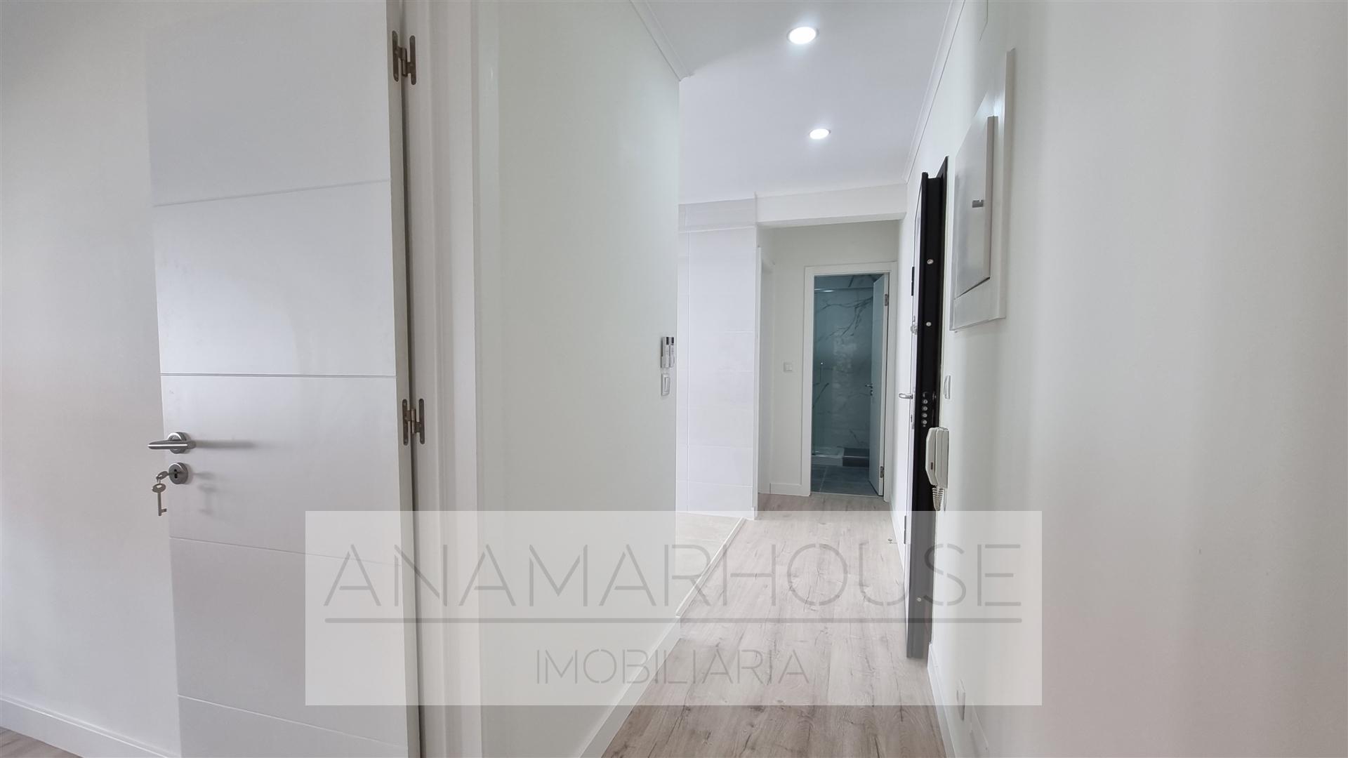 T3 Remodelado com varandas na Amadora, Mina De Água