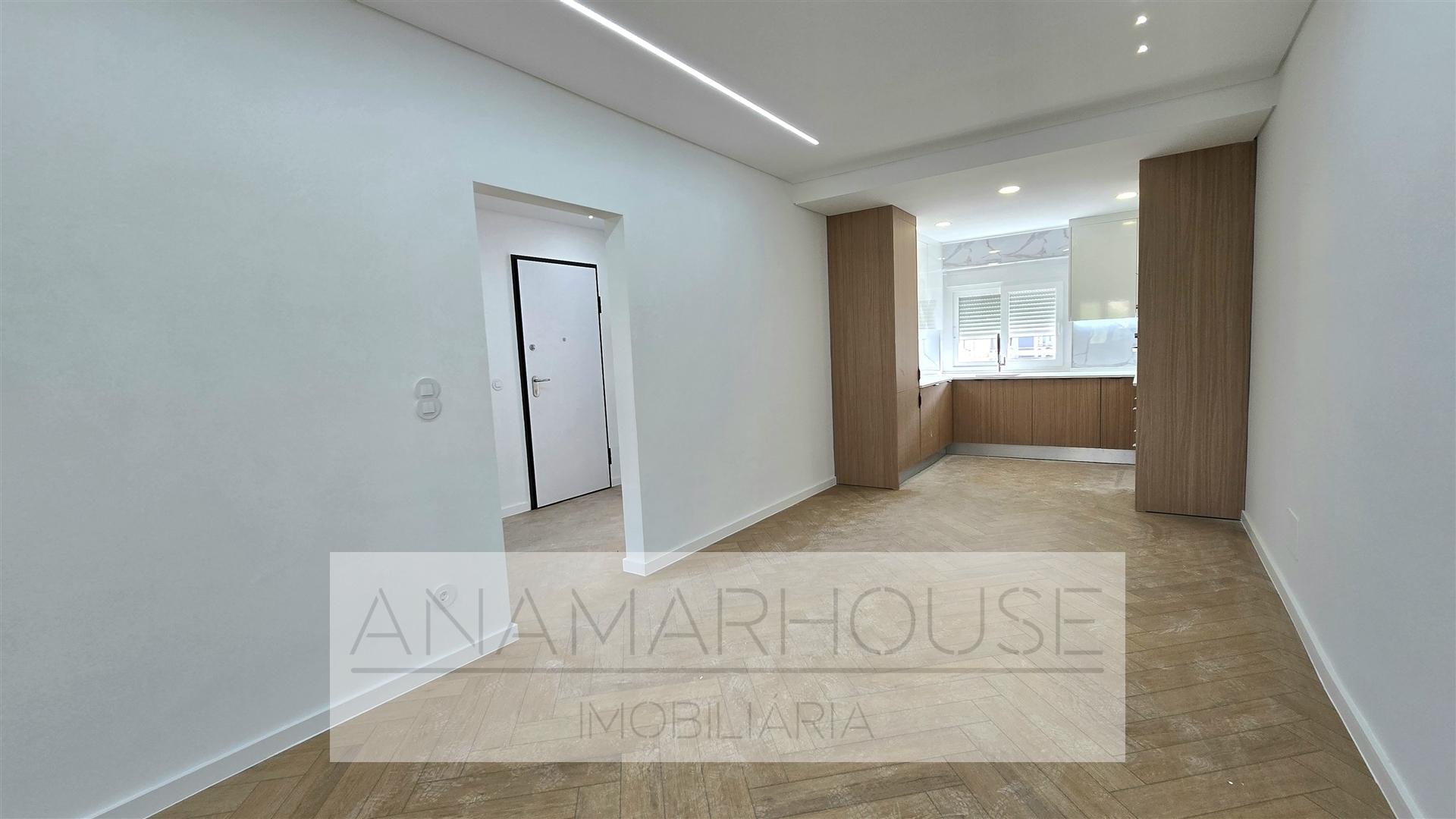 T3 Remodelado com varandas na Amadora, Mina De Água