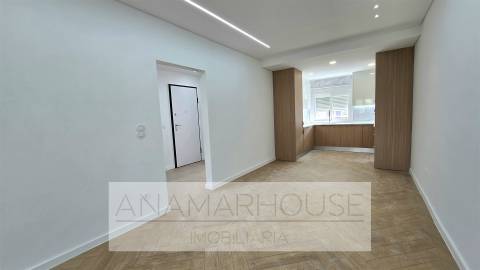 T3 Remodelado com varandas na Amadora, Mina De Água