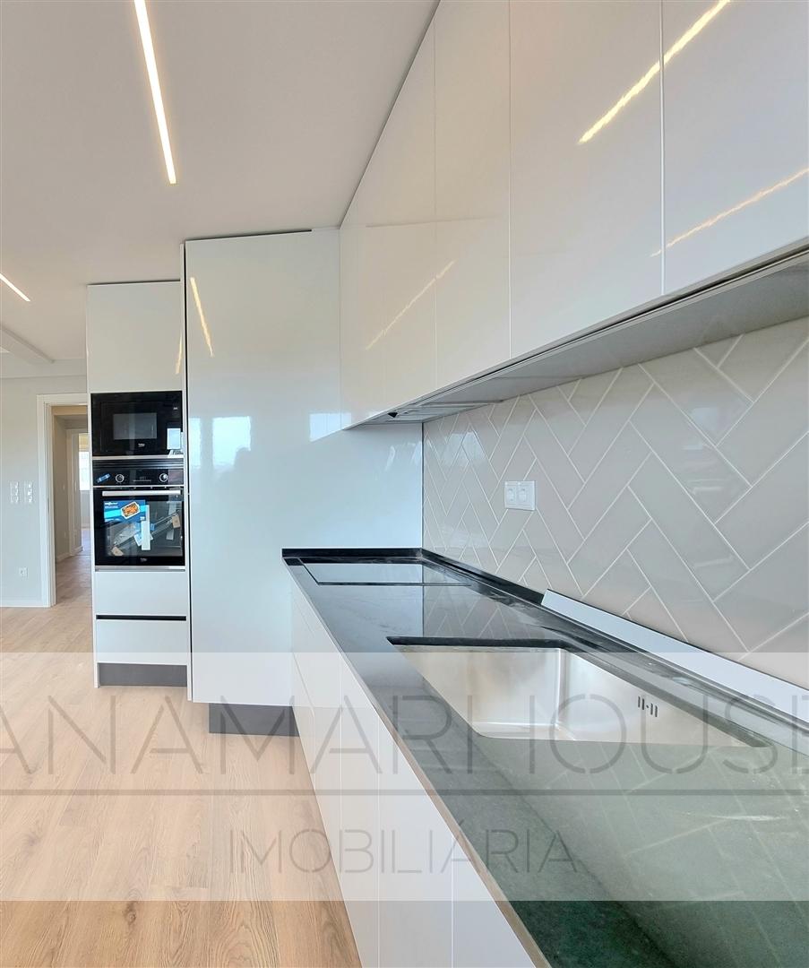 Apartamento T2 com Varanda | Totalmente Remodelado | Amadora