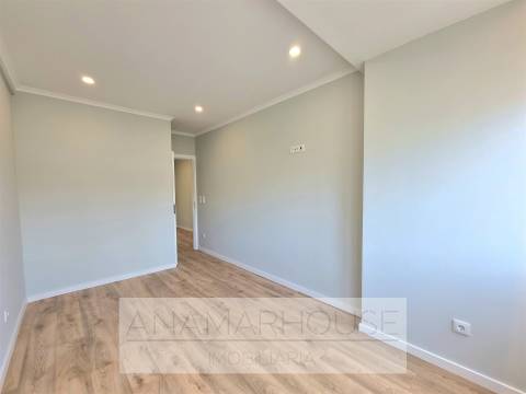 Apartamento T2 com Varanda | Totalmente Remodelado | Amadora