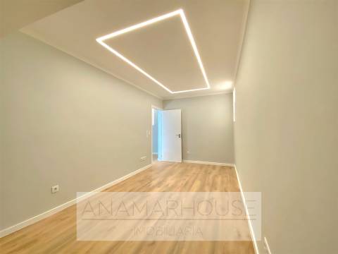 Apartamento T2 com Varanda | Totalmente Remodelado | Amadora