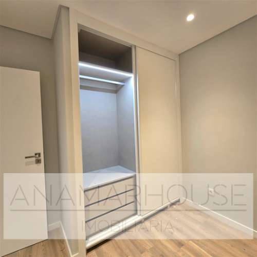 Apartamento T2 com Varanda | Totalmente Remodelado | Amadora