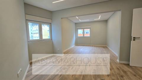 Apartamento T2 com Varanda | Totalmente Remodelado | Amadora