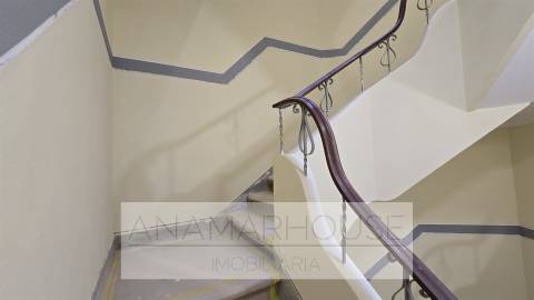 Apartamento T2 com Varanda | Totalmente Remodelado | Amadora