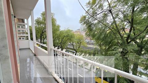 Apartamento T2 com Varanda | Totalmente Remodelado | Amadora