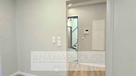 Apartamento T2 com Varanda | Totalmente Remodelado | Amadora