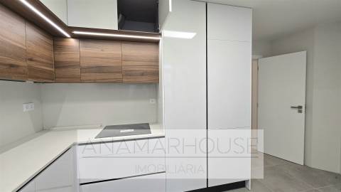 Apartamento T2 com Varanda | Totalmente Remodelado | Amadora