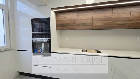 Apartamento T2 com Varanda | Totalmente Remodelado | Amadora