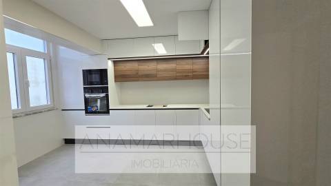 Apartamento T2 com Varanda | Totalmente Remodelado | Amadora