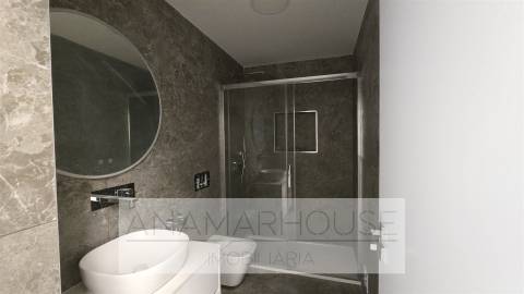 Apartamento T2 com Varanda | Totalmente Remodelado | Amadora