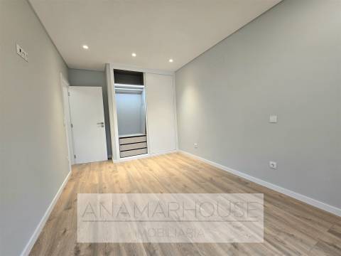 Apartamento T2 com Varanda | Totalmente Remodelado | Amadora