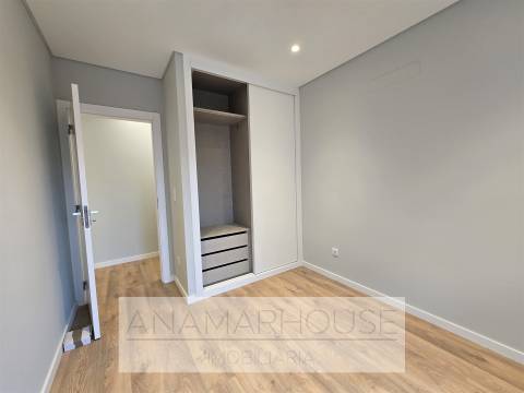 Apartamento T2 com Varanda | Totalmente Remodelado | Amadora