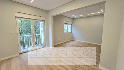 Apartamento T2 com Varanda | Totalmente Remodelado | Amadora