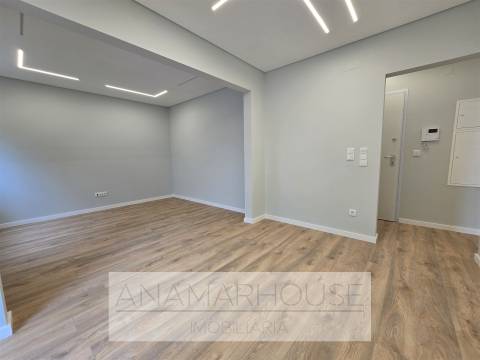 Apartamento T2 com Varanda | Totalmente Remodelado | Amadora