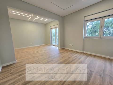 Apartamento T2 com Varanda | Totalmente Remodelado | Amadora