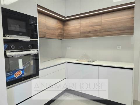 Apartamento T2 com Varanda | Totalmente Remodelado | Amadora