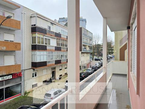 Apartamento T2 com Varanda | Totalmente Remodelado | Amadora