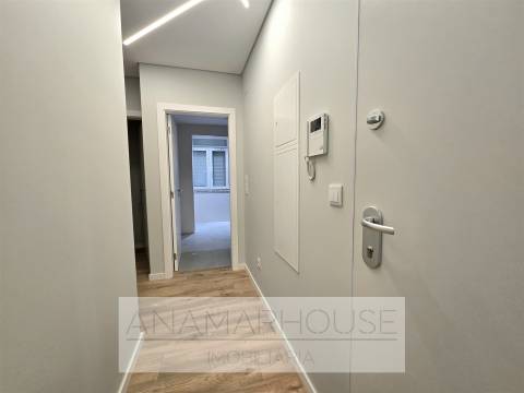 Apartamento T2 com Varanda | Totalmente Remodelado | Amadora
