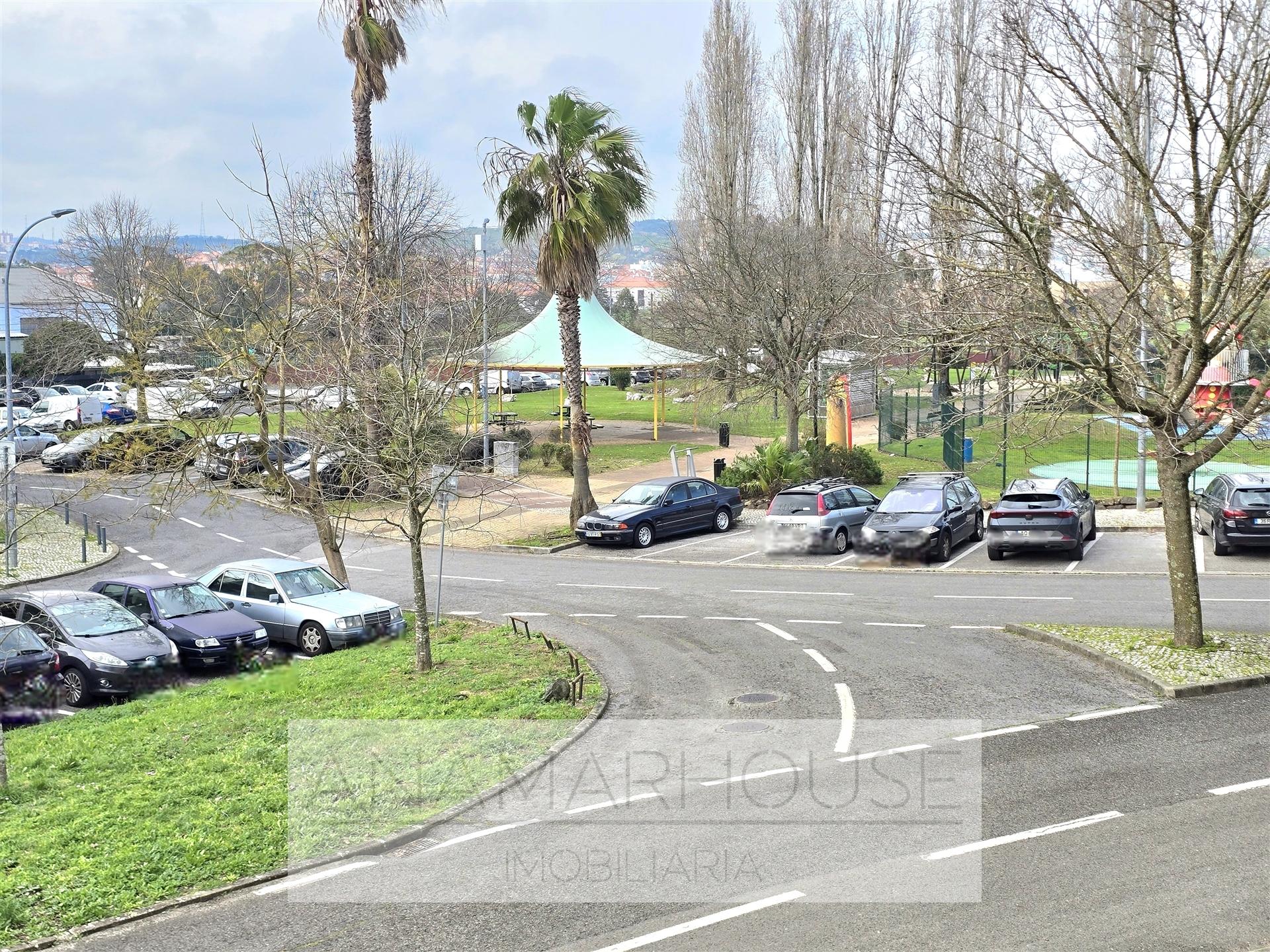 T3 Remodelado no Borel, Amadora,Ideal para Famílias, Jardins e campo de ténis.