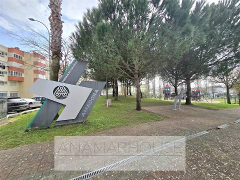 T3 Remodelado no Borel, Amadora,Ideal para Famílias, Jardins e campo de ténis.