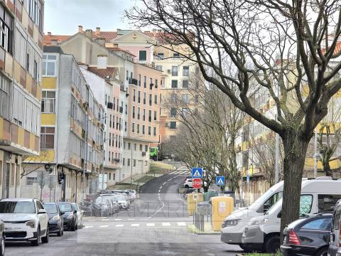 T2 totalmente remodelado em prédio reabilitado | Varandas | Suite | Cozinha equipada, Damaia, Neudel