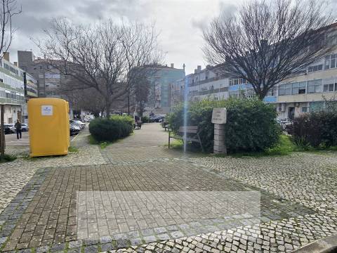 T2 totalmente remodelado em prédio reabilitado | Varandas | Suite | Cozinha equipada, Damaia, Neudel