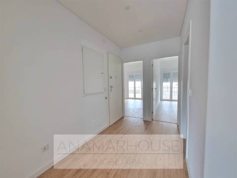 T2 totalmente remodelado em prédio reabilitado | Varandas | Suite | Cozinha equipada, Damaia, Neudel