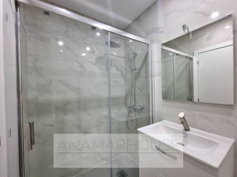 T2 totalmente remodelado em prédio reabilitado | Varandas | Suite | Cozinha equipada, Damaia, Neudel