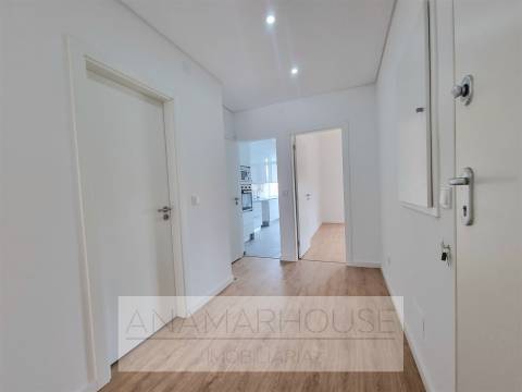 T2 totalmente remodelado em prédio reabilitado | Varandas | Suite | Cozinha equipada, Damaia, Neudel