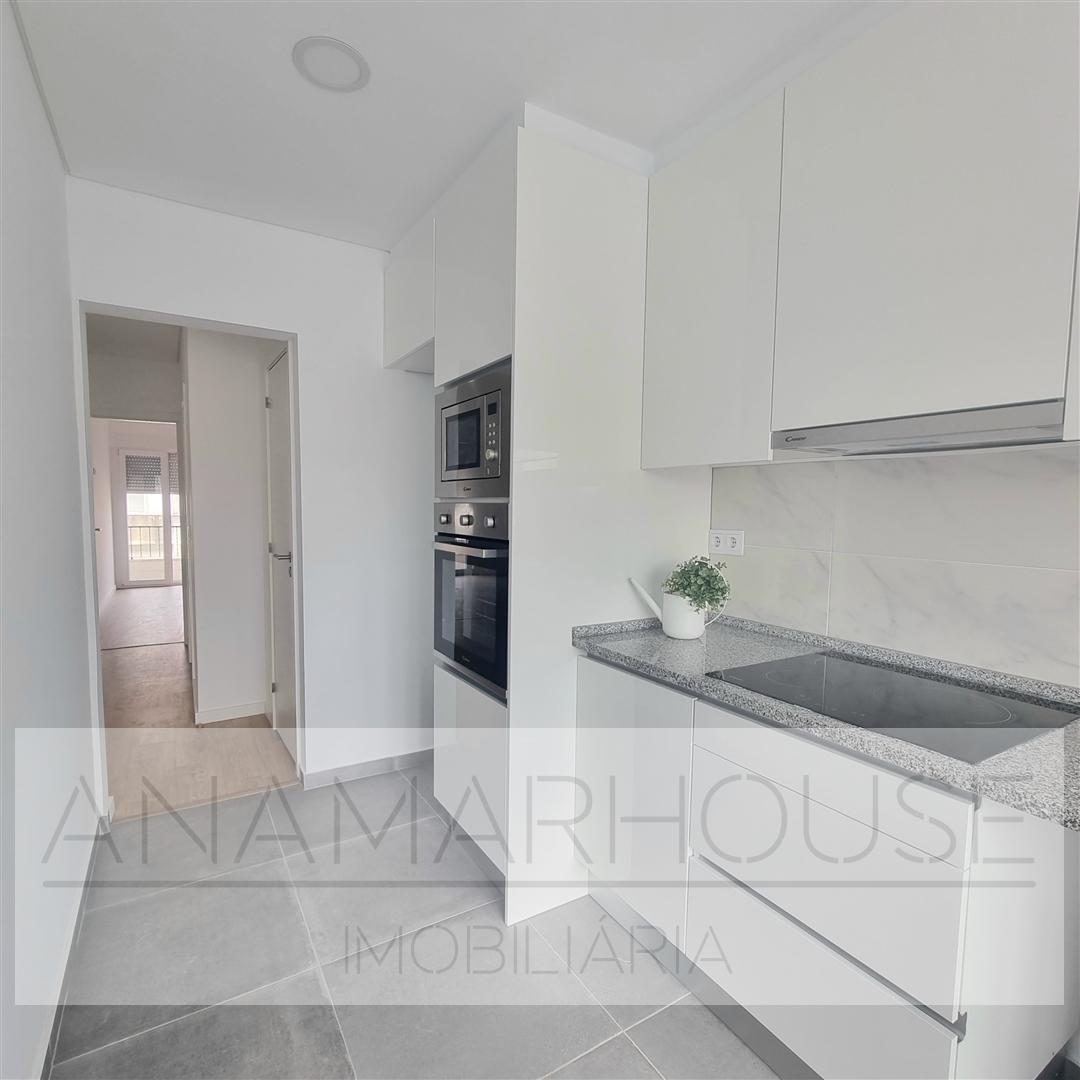 T2 totalmente remodelado em prédio reabilitado | Varandas | Suite | Cozinha equipada, Damaia, Neudel