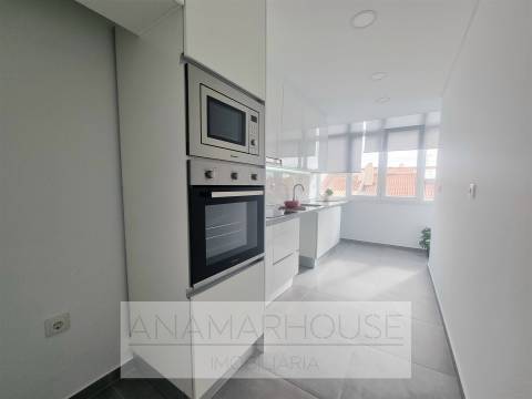 T2 totalmente remodelado em prédio reabilitado | Varandas | Suite | Cozinha equipada, Damaia, Neudel
