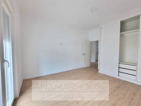 T2 totalmente remodelado em prédio reabilitado | Varandas | Suite | Cozinha equipada, Damaia, Neudel