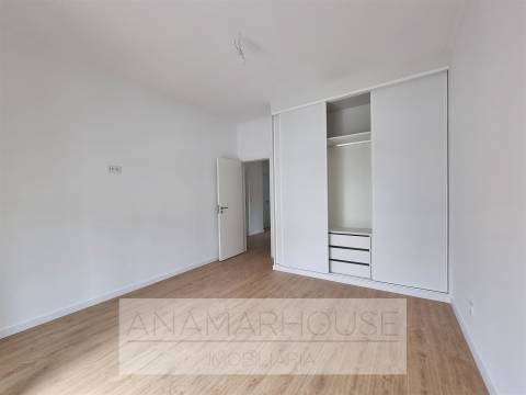 T2 totalmente remodelado em prédio reabilitado | Varandas | Suite | Cozinha equipada, Damaia, Neudel