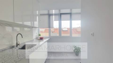 T2 totalmente remodelado em prédio reabilitado | Varandas | Suite | Cozinha equipada, Damaia, Neudel