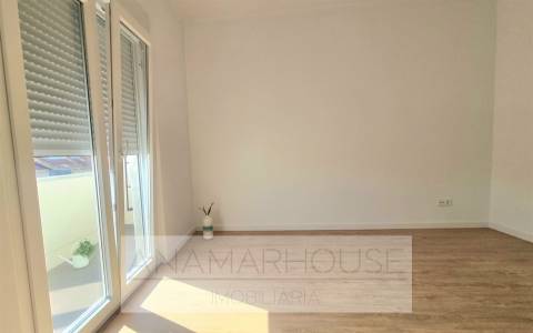 T2 totalmente remodelado em prédio reabilitado | Varandas | Suite | Cozinha equipada, Damaia, Neudel