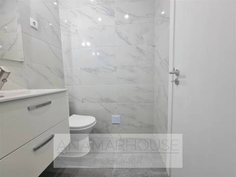 T2 totalmente remodelado em prédio reabilitado | Varandas | Suite | Cozinha equipada, Damaia, Neudel