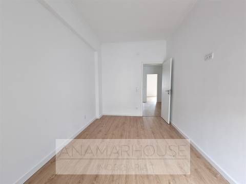 T2 totalmente remodelado em prédio reabilitado | Varandas | Suite | Cozinha equipada, Damaia, Neudel