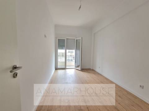 T2 totalmente remodelado em prédio reabilitado | Varandas | Suite | Cozinha equipada, Damaia, Neudel