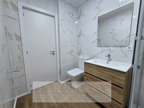 T2 totalmente remodelado em prédio reabilitado | Varandas | Suite | Cozinha equipada, Damaia, Neudel