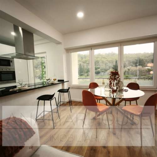 T3 Totalmente Remodelado com Home Staging | Varanda 10m² | Excelente Luminosidade-Benfica-Lisboa