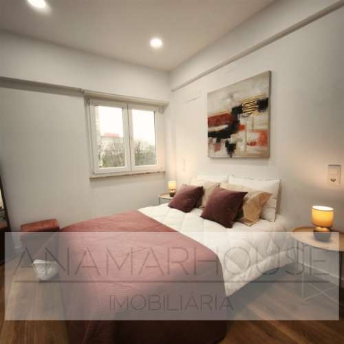 T3 Totalmente Remodelado com Home Staging | Varanda 10m² | Excelente Luminosidade-Benfica-Lisboa